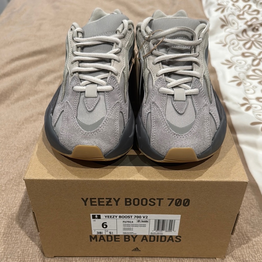 Adidas Yeezy Boost 700 V2 - Gray